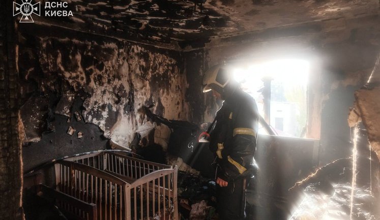 Спасатель тушил собственную квартиру, которая горела после попадания российского БПЛА в Киеве. ФОТО