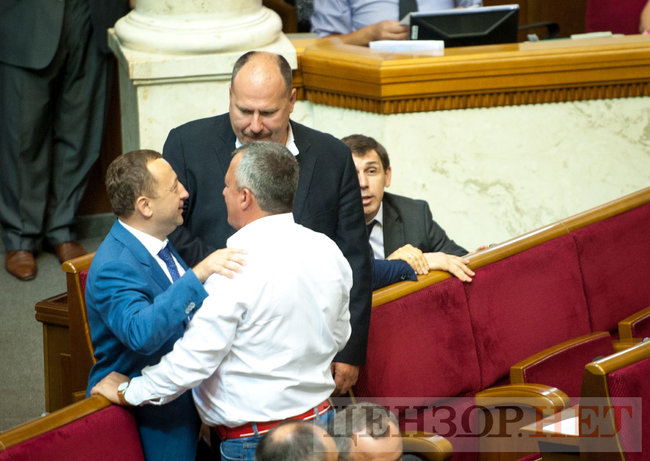 Відкриття сесії, жестикулювання Гройсмана, розмова Андрієвського й Луценко і плакат Медведчук підарешт - робочий день у ВР 4 вересня 14