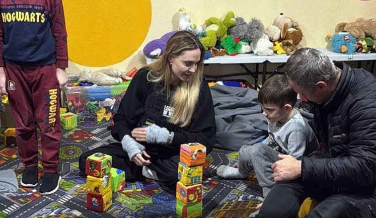 Анджелина Джоли приехала в Херсон и посетила медицинские учреждения. ФОТО