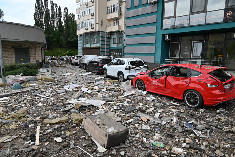Последствия падения обломков вражеской ракеты на многоэтажку в Соломенском районе Киева 25