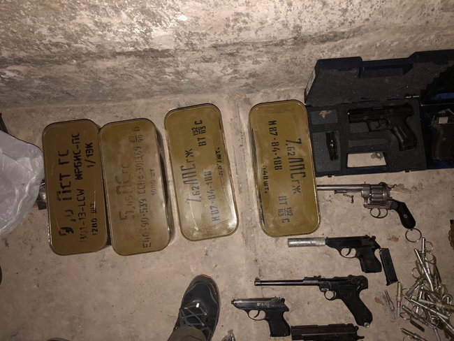 SBU apprehends ring of illicit arms traffickers in Kyiv 04