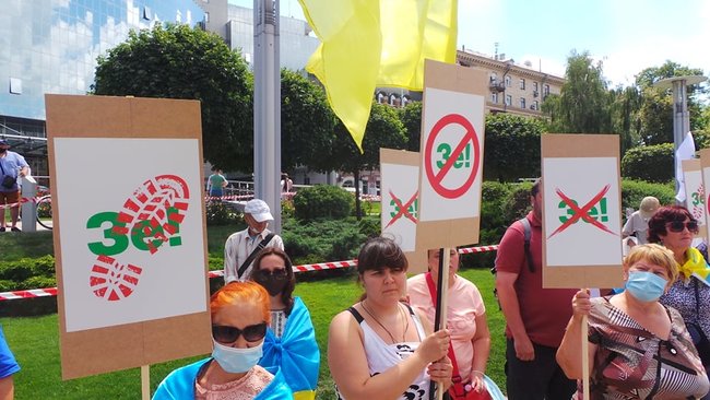 Після акції під ДБР багатотисячна хода попрямувала до Печерського суду на підтримку Порошенка і проти політичних репресій 12