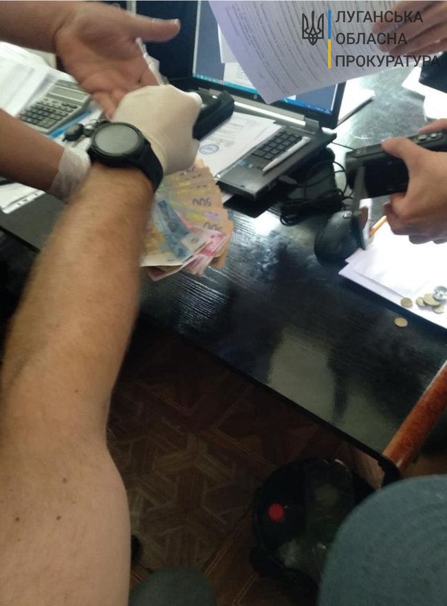 Депутат горсовета задержан на Луганщине при получении отката, - прокуратура 01