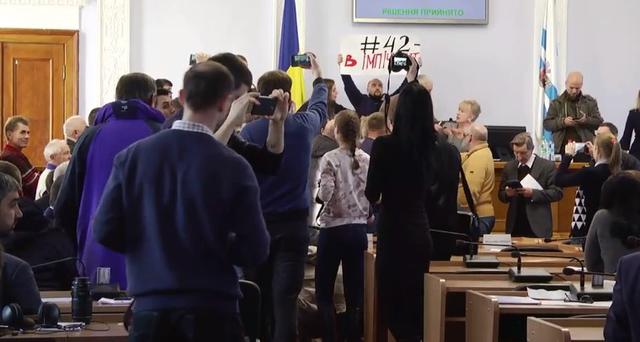 Прихильники екс-мера Миколаєва заблокували сесію міськради, поліція повідомила про замінування будівлі, - НикВести 03