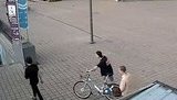 Установлены три человека из четырех, которые утопили прокатный велосипед в Днепре. ФОТО