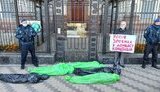 "Росія зробила з Донбасу концтабір": активісти принесли "мішки з трупами" під посольство РФ в Києві - вимагають відкрити КПВВ. ВІДЕО+ФОТОрепортаж