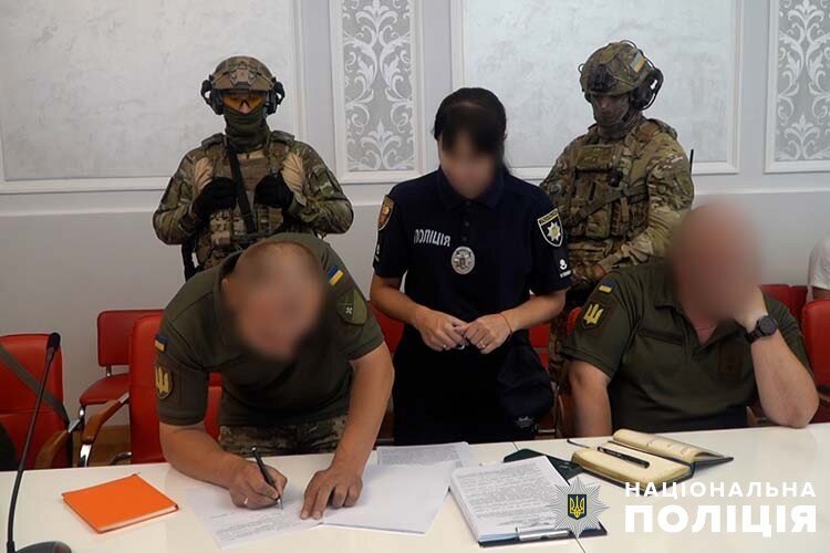 Слідчі поліції Тернопільщини оголосили працівникам одного із районних ТЦК та СП підозри у вчиненні злочинів у складі організованої злочинної групи