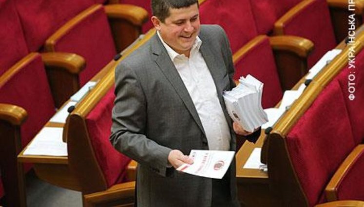"Правительство Януковича-Азарова - в отставку!" - оппозиция в Раде раздает агитлистовки. ФОТОрепортаж