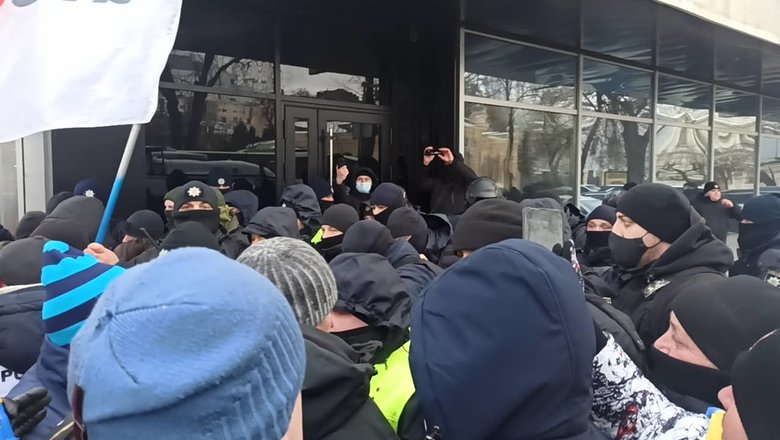 Штовханина між мітингувальниками та правоохоронцями на акції SaveФОП у центрі Києва 05