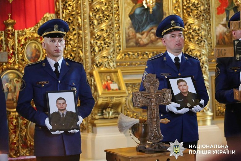 В Киеве провели в последний путь полицейских Дениса Будченко и Дмитрия Бондарчука