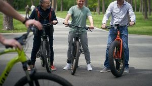 Зеленский потратил из госбюджета 41 тысячу гривен, чтобы покатать журналистов. ФОТО