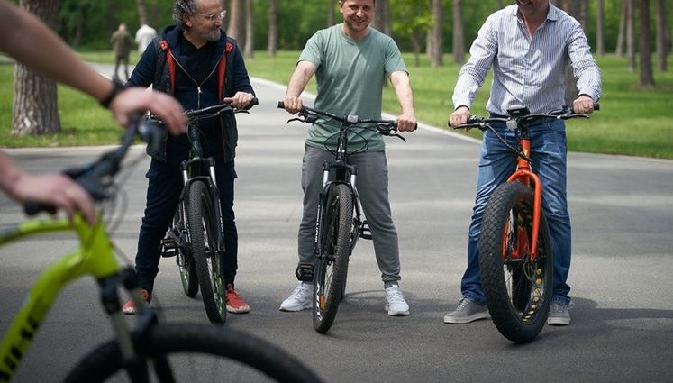 Зеленский потратил из госбюджета 41 тысячу гривен, чтобы покатать журналистов. ФОТО