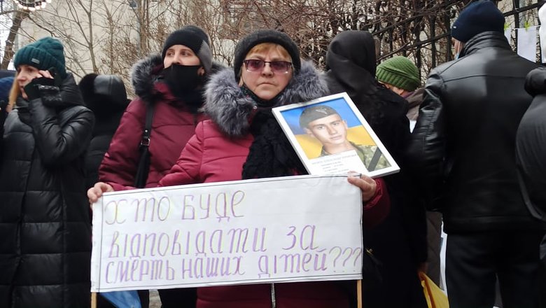 Требую справедливости: родные погибших военнослужащих пикетировали ОП с требованием расследовать случаи небоевых потерь 06