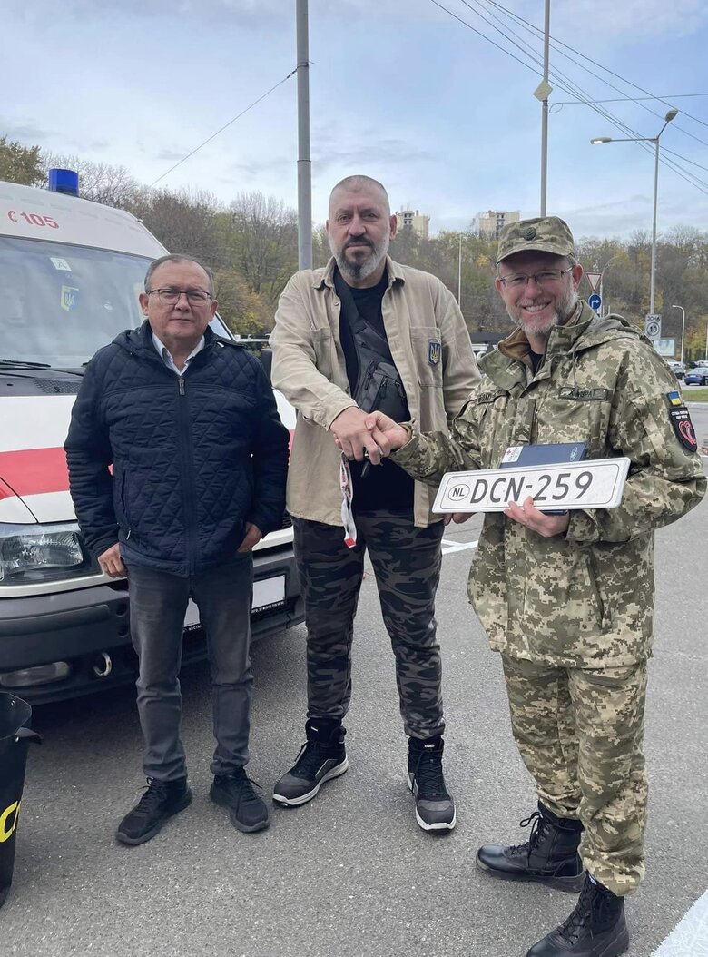 Водій-парамедик Саід Ісмагілов: Москалі мені пишуть, що вб’ють, що розстріляють. Я з цього просто сміюсь. Кажу: якщо ти такий хоробрий, приїжджай на передок, постріляємось… 11