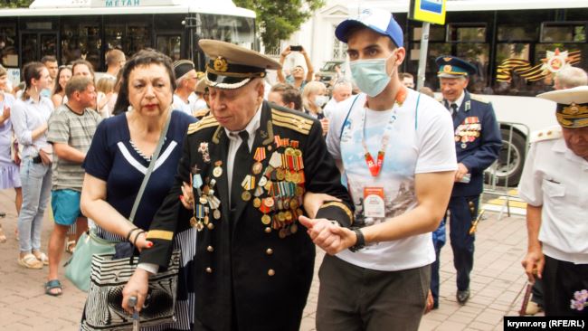 Окупанти провели парад у Севастополі 07