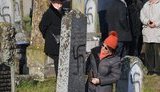Понад сто могил розписали свастикою на єврейському кладовищі у Франції