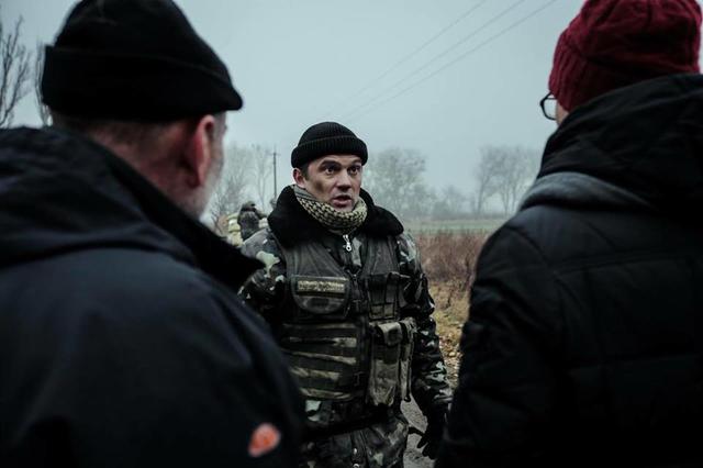 Актор фільму Кіборги Роман Семисал: Коли почалися зйомки, я вже півтора року як повернувся з фронту. Однак виник азарт знову взяти автомат у руки 10