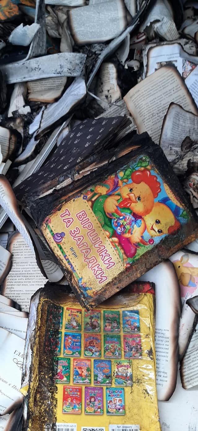 Знищена російськими військами книгарня на центральному ринку Херсона 02