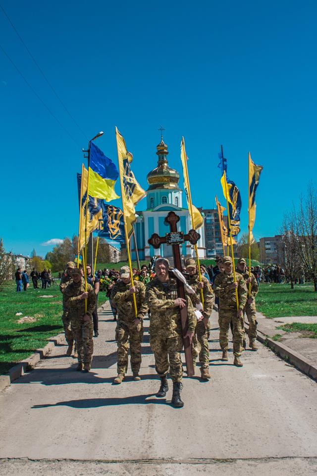 С бойцом Азова Евгением Хоменко простились на Днепропетровщине 04