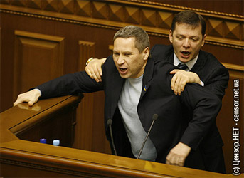 Олег Ляшко и Владислав Лукьянов дерутся в Раде. Фото Юрия Тимошенко, Цензор.НЕТ