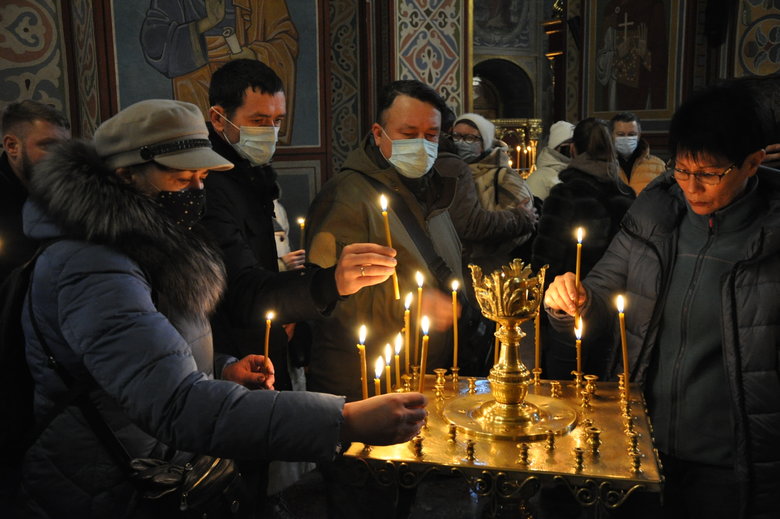 У Києві відбулась панахида за загиблими захисниками Донецького аеропорту 44 У Києві відбулась панахида за загиблими захисниками Донецького аеропорту 44