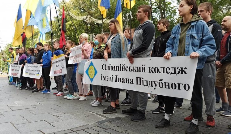 Студенты Олимпийского колледжа у стен Кабмина требуют отставки Шкарлета и Гутцайта. ВИДЕО+ФОТОрепортаж