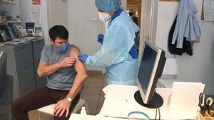 Президент Угорщини прищепився китайською вакциною проти коронавірусу Sinopharm. ФОТО