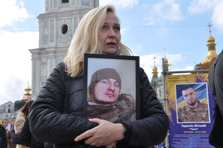 Уличная выставка Полк Азов - Ангелы Мариуполя стартовала на Софийской площади в Киеве 47