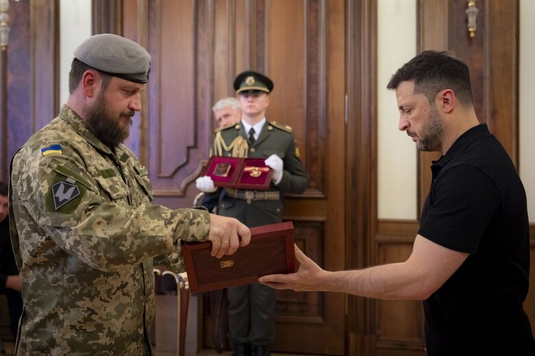 Зеленський нагородив бійця ССО