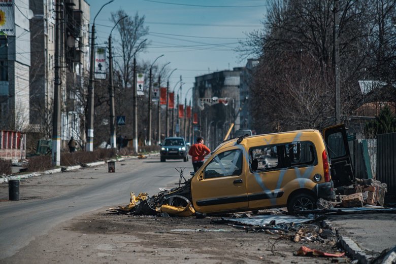 Розчавлені танками автомобілі та знищені вщент багатоповерхівки: найзруйнованіше місто Київщини Бородянка 20