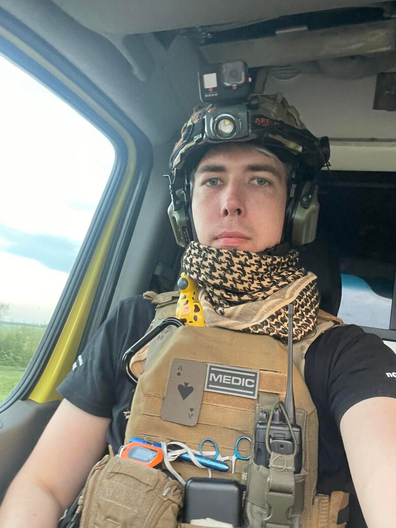 Військовий хірург Дмитро Андрощук, позивний Данте: Одного разу привезли пораненого, біля якого упали і розірвалися три дрони-камікадзе… 01 Військовий хірург Дмитро Андрощук, позивний Данте: Одного разу привезли пораненого, біля якого упали і розірвалися три дрони-камікадзе… 01