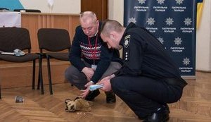 Патрульні пройшли тренінг із захисту тварин від жорстокості: тренувалися на іграшковій собаці. ФОТО