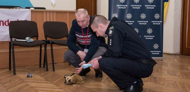 Патрульные прошли тренинг по защите животных от жестокости: тренировались на игрушечной собаке 01 Патрульные прошли тренинг по защите животных от жестокости: тренировались на игрушечной собаке 01