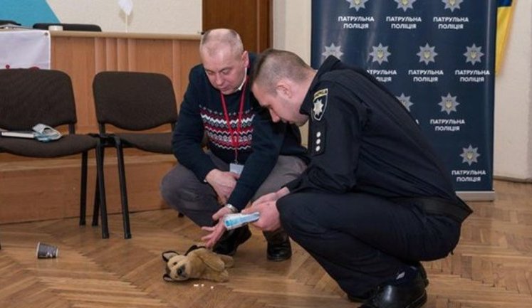 Патрульні пройшли тренінг із захисту тварин від жорстокості: тренувалися на іграшковій собаці. ФОТО