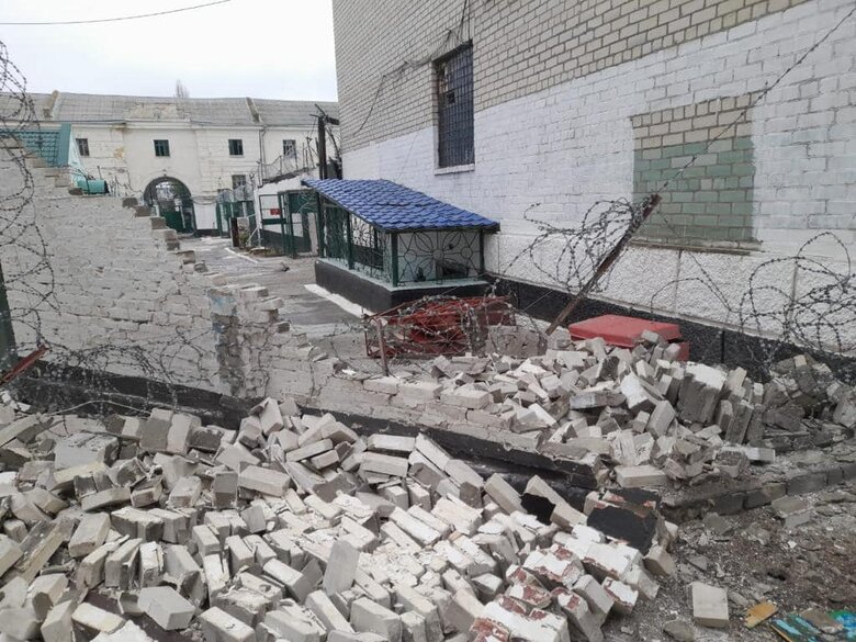 Росіяни обстріляли будівлю Херсонського слідчого ізолятору, є поранені 02 Росіяни обстріляли будівлю Херсонського слідчого ізолятору, є поранені 02