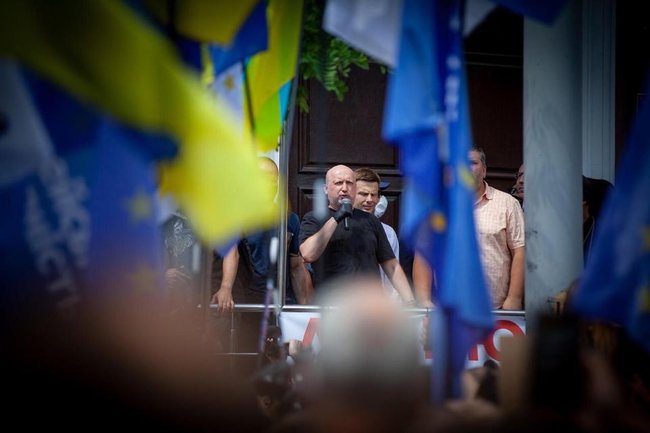 Після акції під ДБР багатотисячна хода попрямувала до Печерського суду на підтримку Порошенка і проти політичних репресій 26