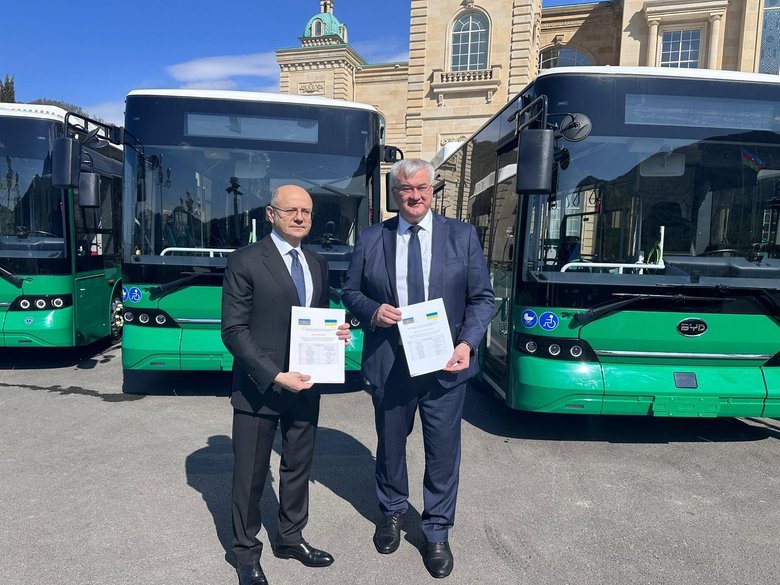 Азербайджан передав Україні 5 автобусів