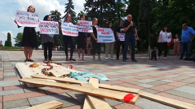 Жодної амністії кремлівським злочинцям, - активісти пікетують Раду з вимогою ввести відповідальність за злочини проти людяності 15