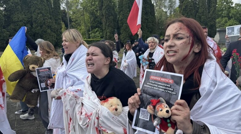 Посол РФ у Польщі прийшов з квітами до пам'ятника радянським солдатам