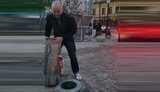 "Жахливезний бардак. Обмежувачі вартістю 3000 євро постійно ламають для проїзду автомобілів. Поліція не діє", - активіст про пішохідний режим Андріївського узвозу. ВIДЕО