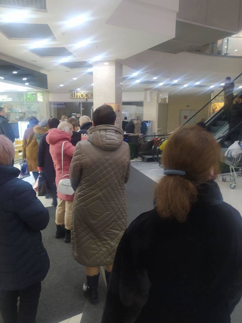 В оккупированном Донецке очереди из-за эвакуации 03