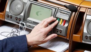 Голосувати треба,не як мати скажуть,а як треба українцям.