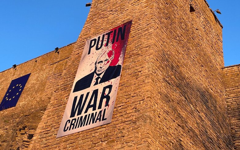 Плакат про Путіна у Нарві