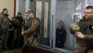 Суд досліджує речові докази у справі Зінченка