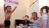 Голая девушка залезла на стол и сорвала церемонию вручения дипломов в университете Шевченко. ФОТОрепортаж