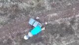 дрон сбрасывает боеприпас на российских штурмовиков