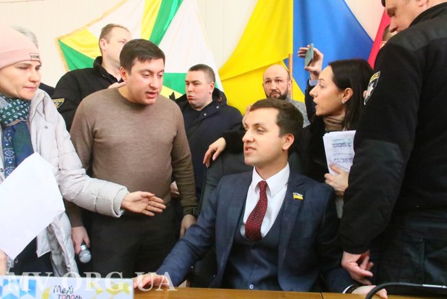 Зламав двері, обливав водою, намагався залізти на стіл: слуга народу Крейденко мало не зірвав сесію міськради в Мелітополі 03 Зламав двері, обливав водою, намагався залізти на стіл: слуга народу Крейденко мало не зірвав сесію міськради в Мелітополі 03