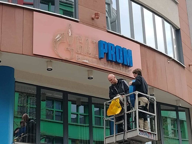 У Берліні демонтували вивіску на головному офісі Gazprom Germania 01