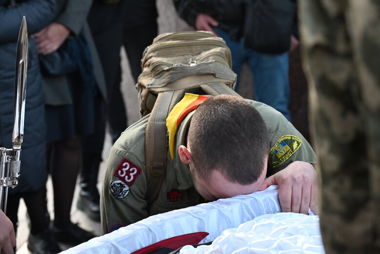 Із воїном та засновником видання Горинь Тарасом Давидюком, який загинув у бою проти окупантів на Запоріжжі, попрощалися у Києві 43