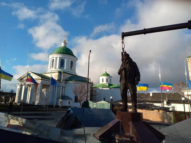 Пам’ятник Герою України Олександру Мацієвському, якого рашисти розстріляли за слова Слава Україні!, встановили у Ніжині 01